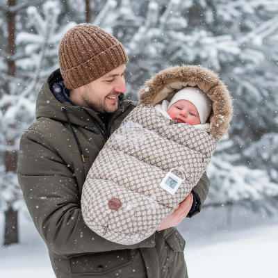 Papa vérifiant bébé par temps froid