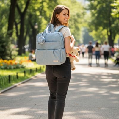 Sac a langer a dos bleu maman étudiante marchant au parc