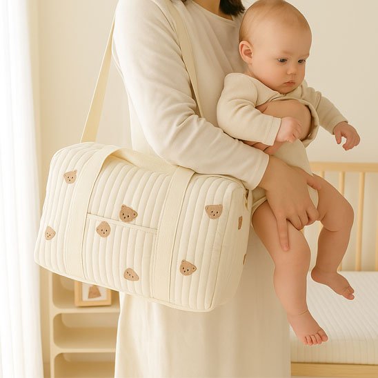 Sac à langer bébé beige ourson bébé dans les bras de maman