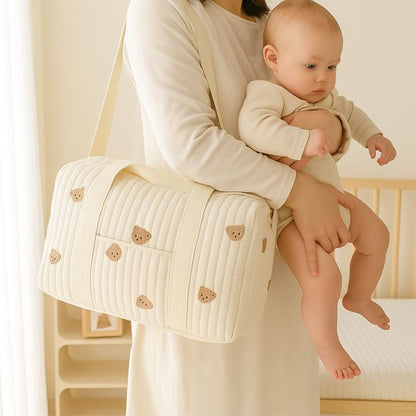 Sac à langer bébé beige ourson bébé dans les bras de maman