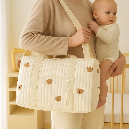Sac à langer bébé beige ourson en bandoulière avec bébé
