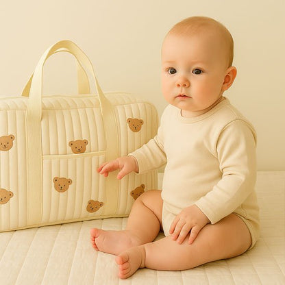 Sac à langer bébé beige ourson près d'un bébé assis