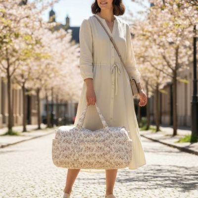 Sac a langer beige chiné dans les mains d'une femme stylé