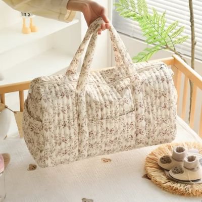 Sac a langer beige chiné déposé sur une table