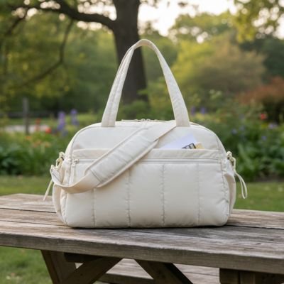 Sac a langer beige sur une table de pic-nic