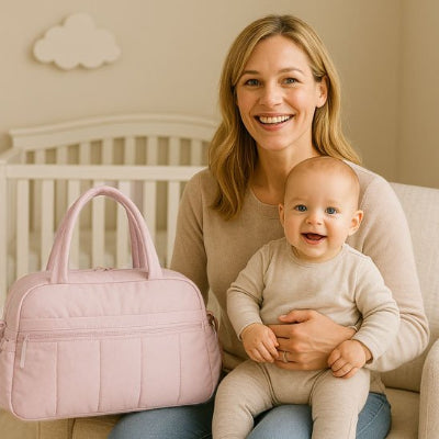 Sac a langer rose maman assis sur chaise avec bébé souriant