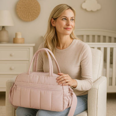 Sac a langer rose maman assis sur chaise