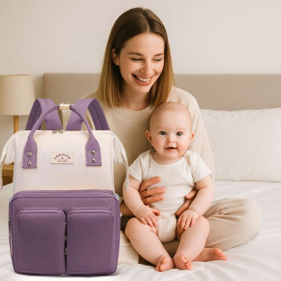 Sac a langer violet avec maman et bébé assis au salon