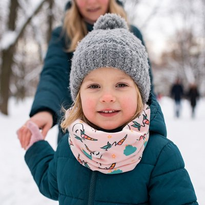 Tour de cou bebe cheval rose petite fille souriante