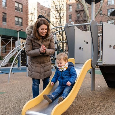 Tour de cou enfant blanc dinosaure se glissant avec maman au parc